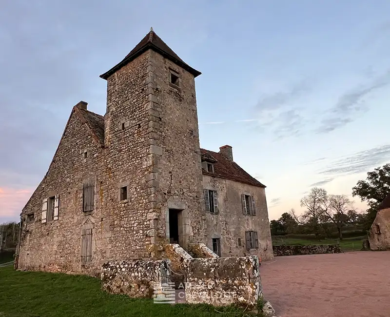 Rénovation d’un manoir en pierre avec intervention architecte : exemple de projet illustrant les honoraires d’un atelier d'architecture spécialisé dans le bâti ancien.