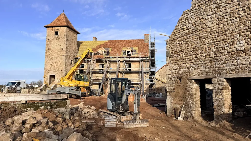 Vue générale du chantier de réhabilitation d’un manoir en péril dans le clunisois